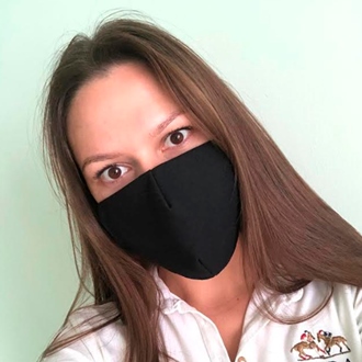 Девушка в трехслойной маске для лица из 100% хлопка черного цвета от Kawaii Factory