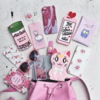 Чехлы для Айфонов Kawaii Factory рядом с розовой сумкой