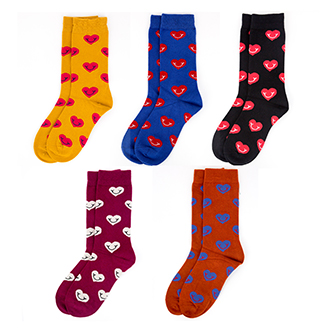 Пять носков из хлопка разного цвета с сердечками