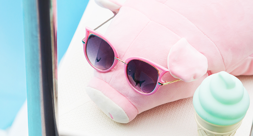 Розовые очки на мягкой игрушке свинке