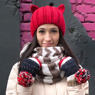 Уютный шарф-снуд, оригинальная красная шапка с ушками и варежки с помпонами