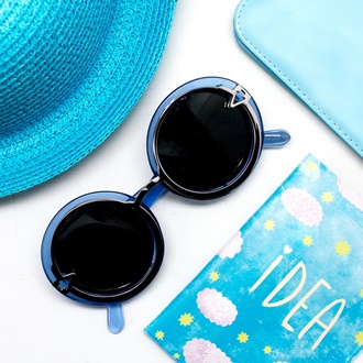 Солнцезащитные очки в круглой синей оправе, обложка для паспорта и голубая шляпа