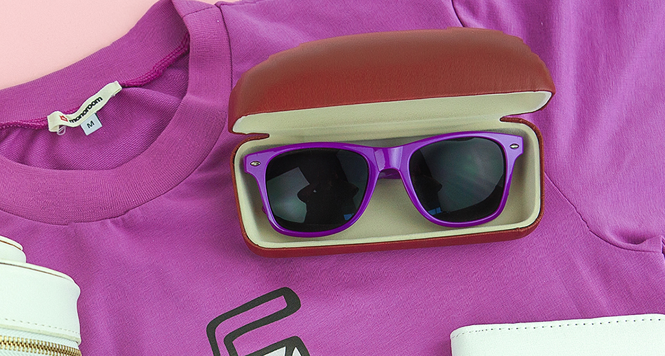 Фиолетовые очки с темными стеклами в коричневом футляре