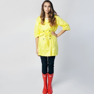 Девушка в желтом дождевике и красных резиновых сапогах