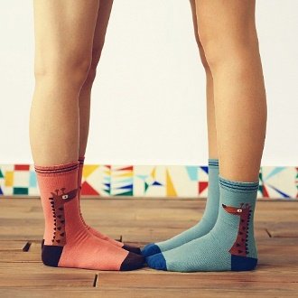 Розовые женские и мужские голубые носки с жирафами от Kawaii Factory