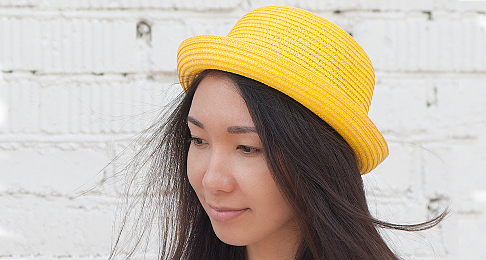Яркая желтая шляпа