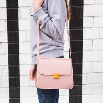 Женская розовая сумка с ремешком через плечо