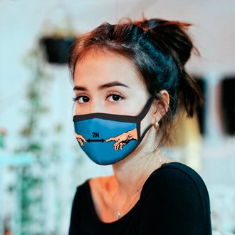 Девушка в двухслойной маске для лица синего цвета с оригинальным принтом и надписью от Kawaii Factory