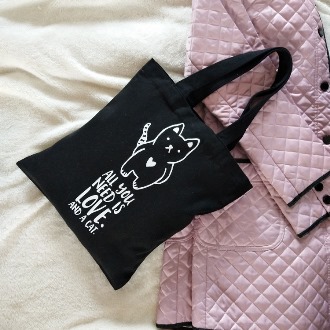 Черная тканевая сумка-шоппер с котом и надписью