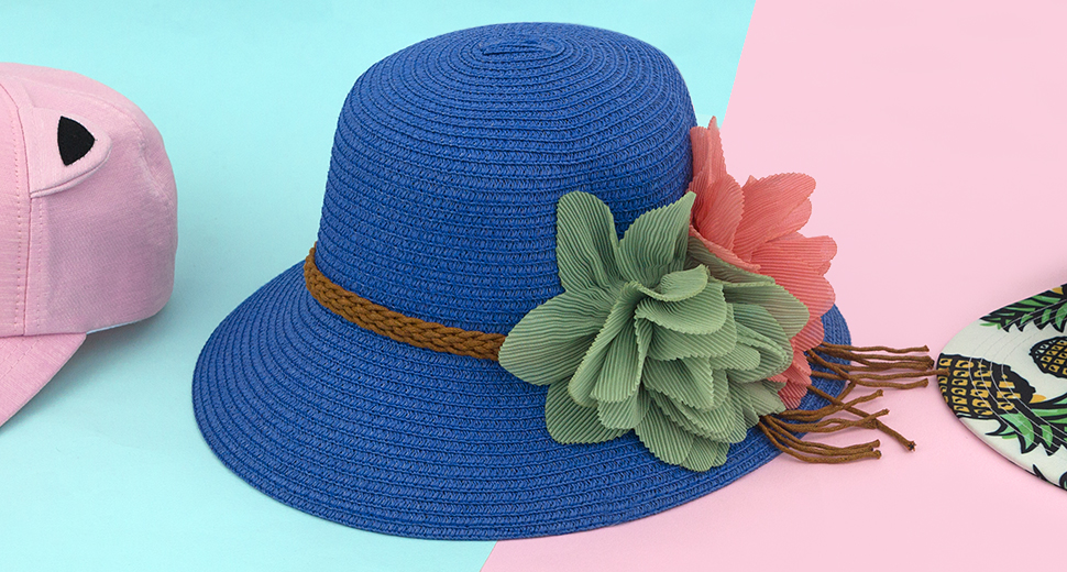 Синяя шляпа с цветами