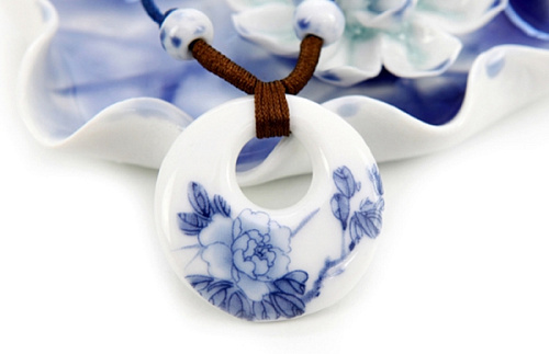 Подвеска "Blue flowers with beads"