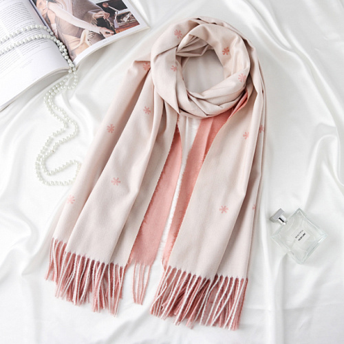 Шарф со снежинками розово-бежевый