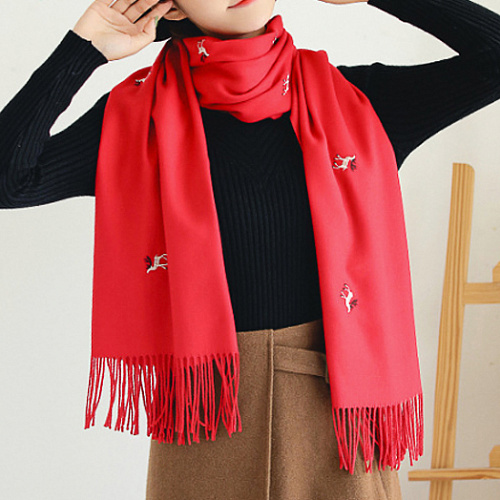 Шарф с оленями красный