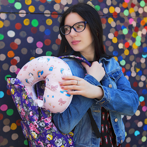 Подушка для путешествий "Единороги и радуги" (розовая)