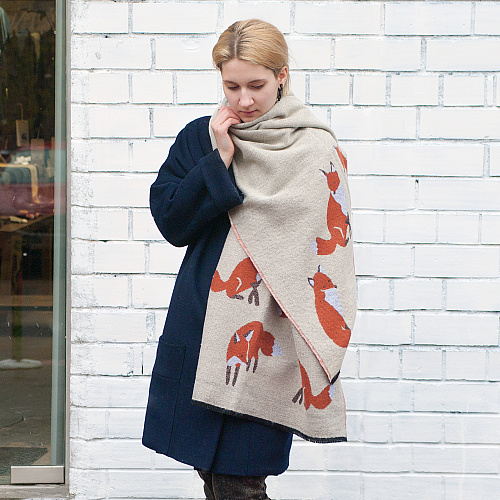 Шарф с лисами бежевый