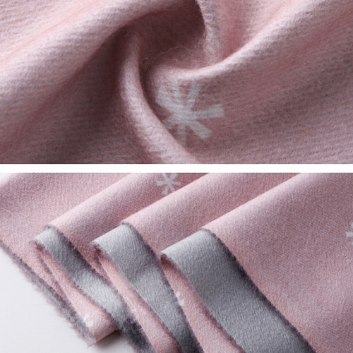 Шарф со снежинками розово-бежевый