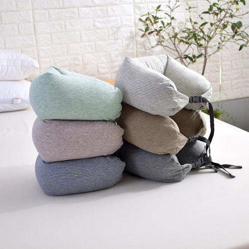 Подушка для путешествий с застежкой-карабином (голубая)