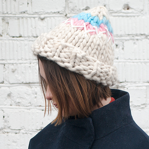 Шапка крупной вязки с полосками (бежевая)