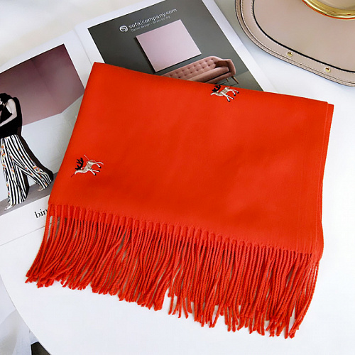 Шарф с оленями красный