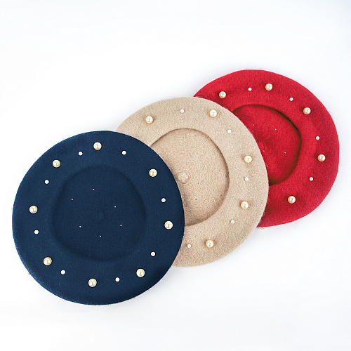 Берет с бусинами бежевый