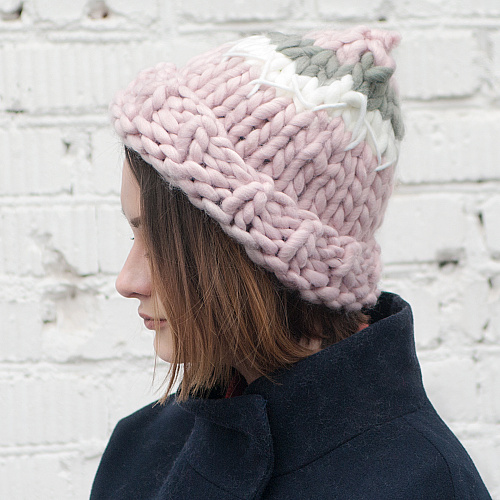 Шапка крупной вязки с полосками (розовая)