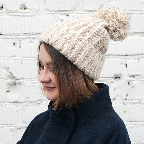 Шапка с отворотом и помпоном (бежевая)