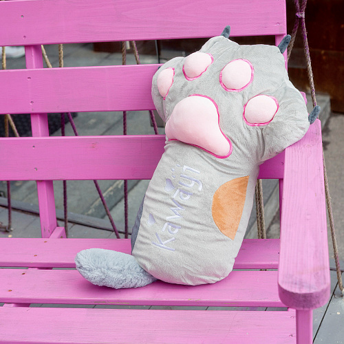 Игрушка-подушка "Лапа с пледом" (серая) 52см