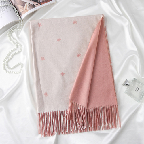 Шарф со снежинками розово-бежевый