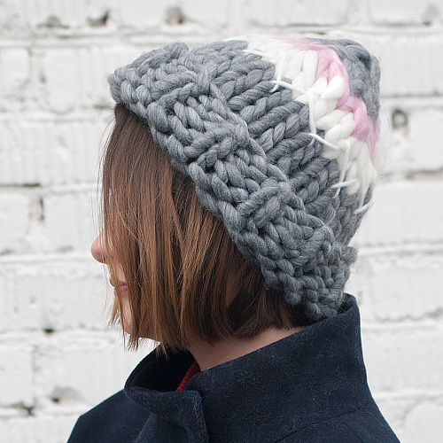 Шапка крупной вязки с полосками (серая)
