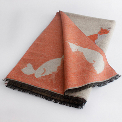 Шарф с лисами бежевый