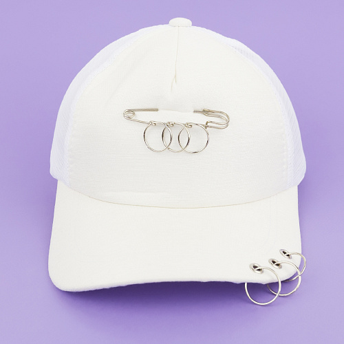 Кепка с булавкой белая